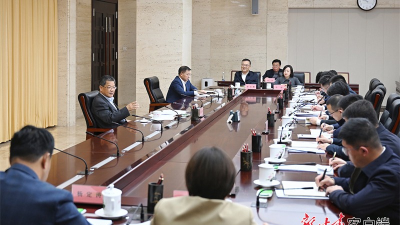 任振鶴在參加省政府辦公廳秘書一處黨支部組織生活會時強調 自覺踐行篤信務實擔當自律的重要要求 努力以過硬作風不斷創造新的業績